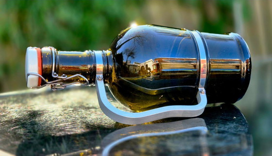 Image 1 of Gourde à bière vintage en verre ambré de 2 litres avec poignée en métal