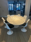 Knoll Saarinen Table de salle à manger marbre Arabescato pied ovale blanc