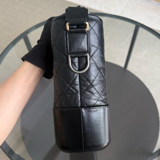 Image 1 of Borsa Chanel Gabrielle Medium - Pelle di vitello trapuntata invecchiata, nera, bicolore oro, serie 24