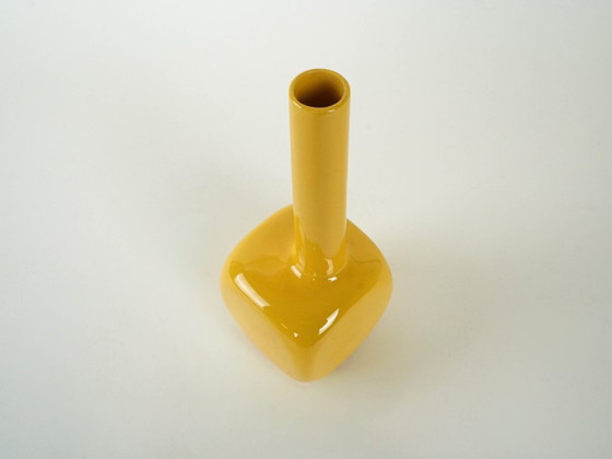 Image 1 of Jarrón de cerámica amarilla, diseño italiano, años 70, fabricado en Italia.