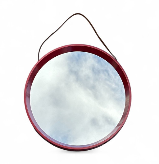 ronde Retro rood muur spiegel in hard Plastic en met lederen riem te hangen. IKEA ontwerp begin jaren 1970