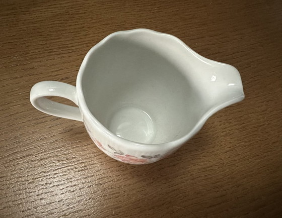 Image 1 of Pequeña lechera/cremera de porcelana con motivo de flor de manzano, siglo XX