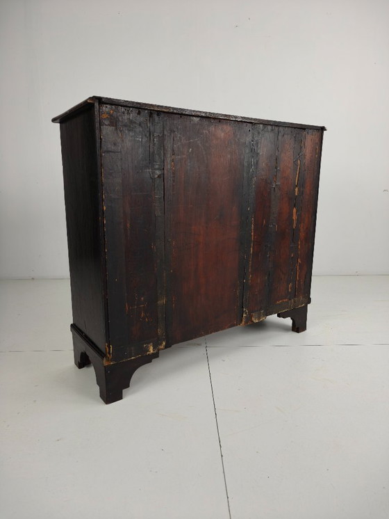 Image 1 of Cassettiera inglese in rovere con pannelli geometrici, ca. 1680