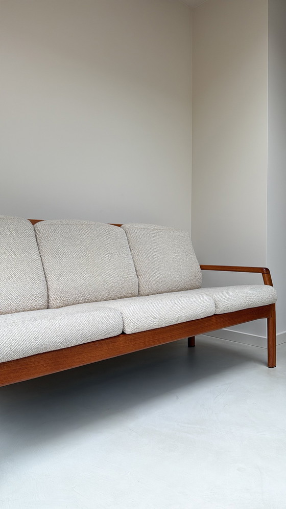 Image 1 of Canapé Dyrlund vintage en bois avec coussins beiges