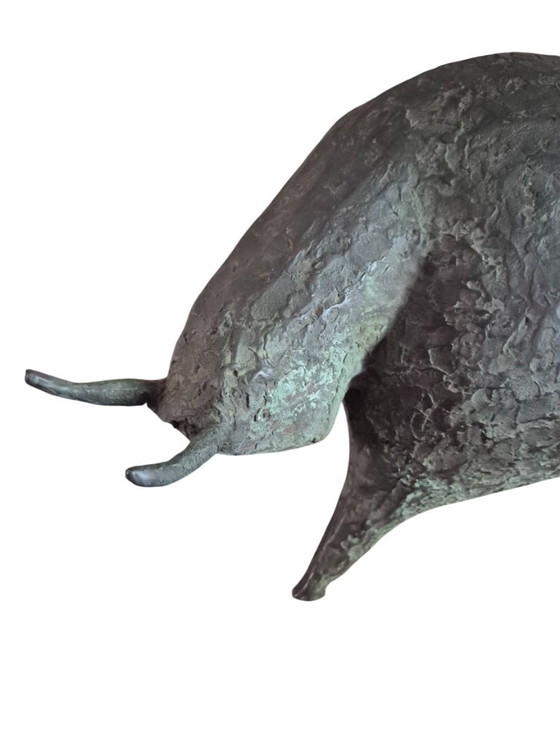 Scultura di Toro in Resina di Pietra Color Bronzo di Islay Grimes, Sculture, Verde, Abstract (foto 2 di 15)