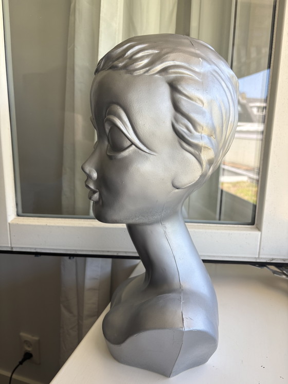 Image 1 of Vintage Twiggy etalagehoofd XL – 40 cm – zilverkleurig