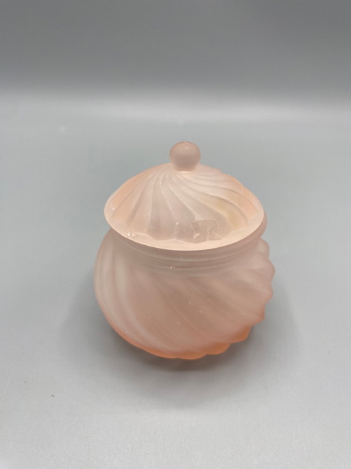Sieradendoos van satijnroze glas – met wervelend design – en deksel met bolvormige knop. – glazen karaffen