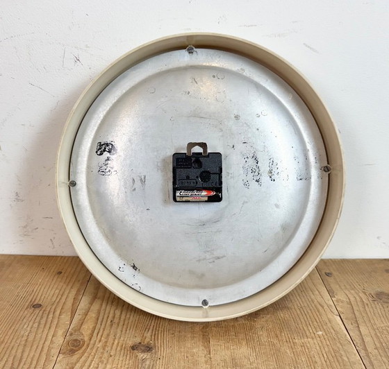 Image 1 of Industriële beige bakelieten fabriekswandklok van Pragotron, jaren 60