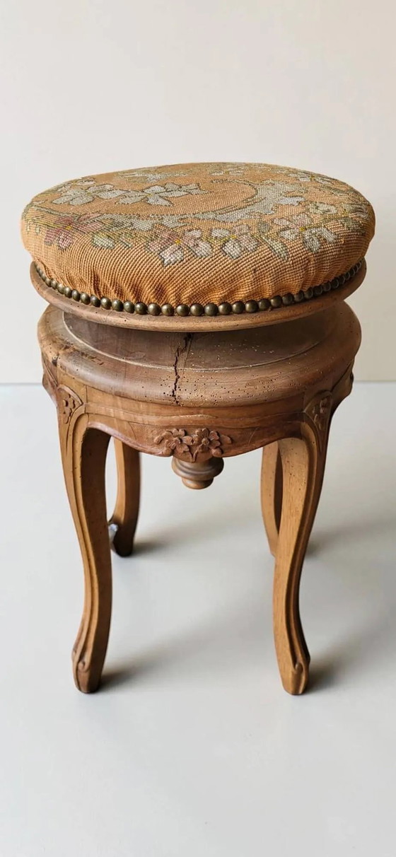Sgabello da pianoforte girevole a vite, stile Luigi XV, in noce. – Sgabelli, Wood (photo 9 of 9)