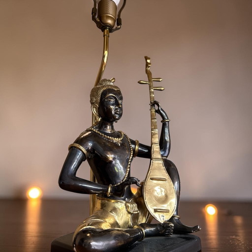 Bronzestatuenlampe im Stil der Mitte des 20. Jahrhunderts mit goldfarbenem Schirm