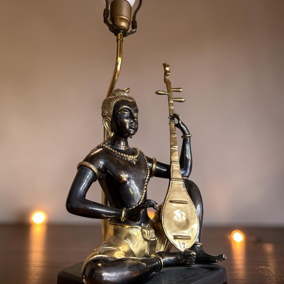 Image 1 of Bronzestatuenlampe im Stil der Mitte des 20. Jahrhunderts mit goldfarbenem Schirm