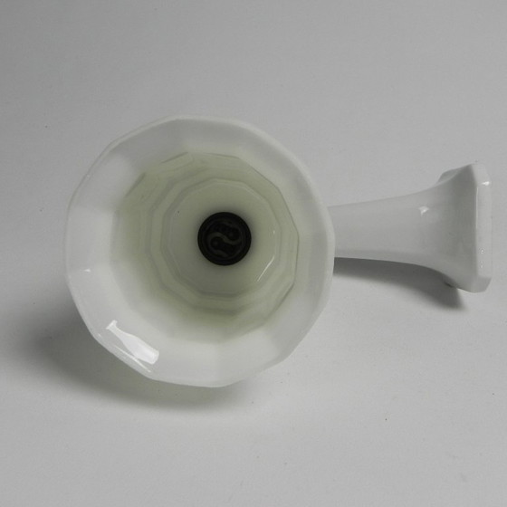 Image 1 of Porseleinen Art Deco wandlamp met opaline kap, jaren 30