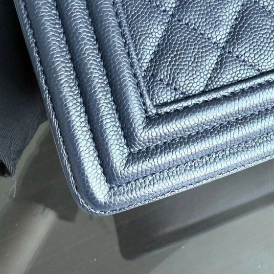 Image 1 of Chanel Boy Medium - Caviar 25CM Gewatteerd Donkerblauw Goudkleurige Hardware Serie 25