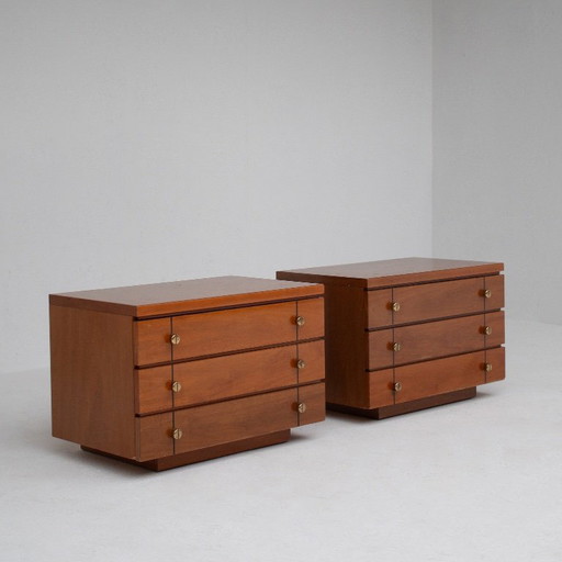 Coppia di comodini in legno con maniglie in ottone