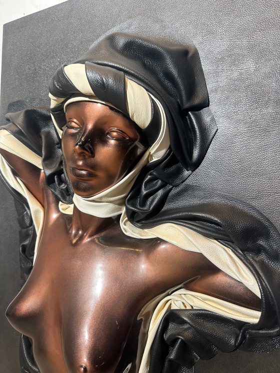 Escultura de torso femenino sobre lienzo 3D – Pinturas y dibujos (photo 3 of 4)