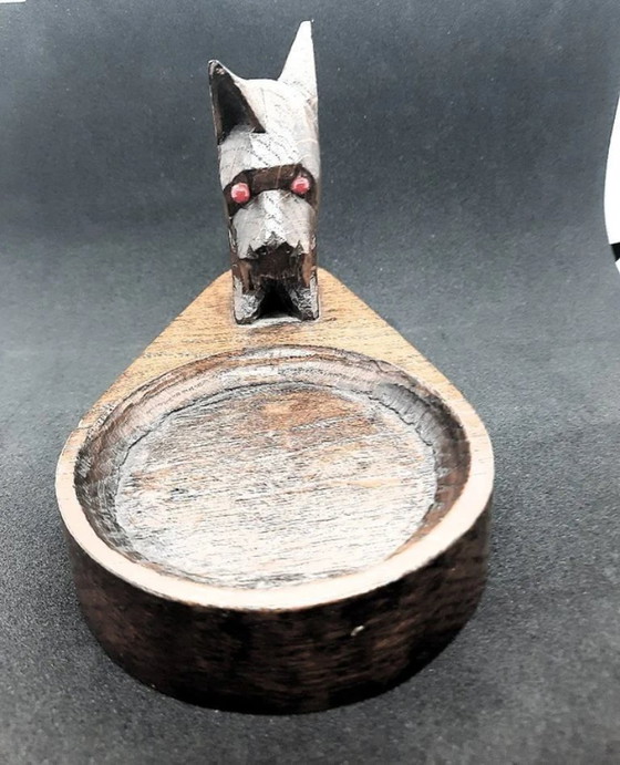 Image 1 of Posacenere vintage in legno intagliato a forma di cane e cristallo della Foresta Nera – Foresta Nera
