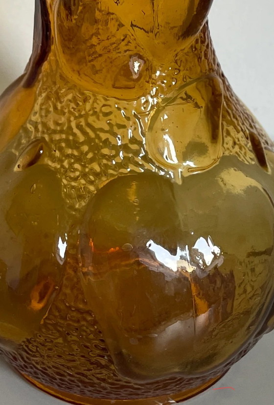 Image 1 of Jarrón italiano antiguo de Empoli, de cristal prensado color ámbar con relieve de motivos frutales.