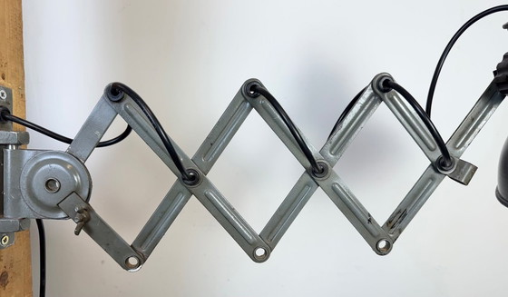 Image 1 of Industriële zwarte geëmailleerde schaarwandlamp, jaren 50