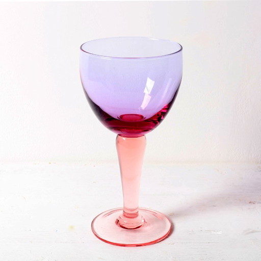 Copa de vino grande vintage de Murano bicolor / Cristalería rosa y morada / Italia / Década de 1980 – glazen karaffen, Glass