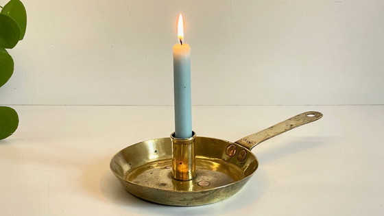 Image 1 of Antiker, niedriger Kerzenleuchter aus massivem Messing