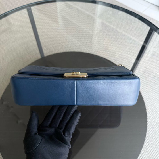 Image 1 of Chanel Chic With Me Medium - Lamsvacht gewatteerd 25 cm Marineblauw Goudkleurige hardware Serie 18