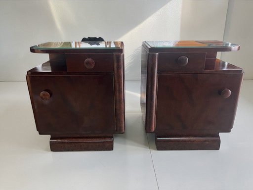 Paar deutsche Streamline - Art Deco Nachttische aus den 1940er–50er Jahren mit wunderschönem Maserfurnier und Glasauflage