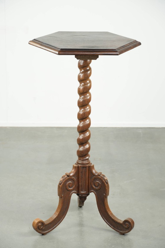 Image 1 of Élégante table d'appoint/table haute ancienne en chêne, ornée de magnifiques sculptures sur bois et dotée d'un pied tourné.