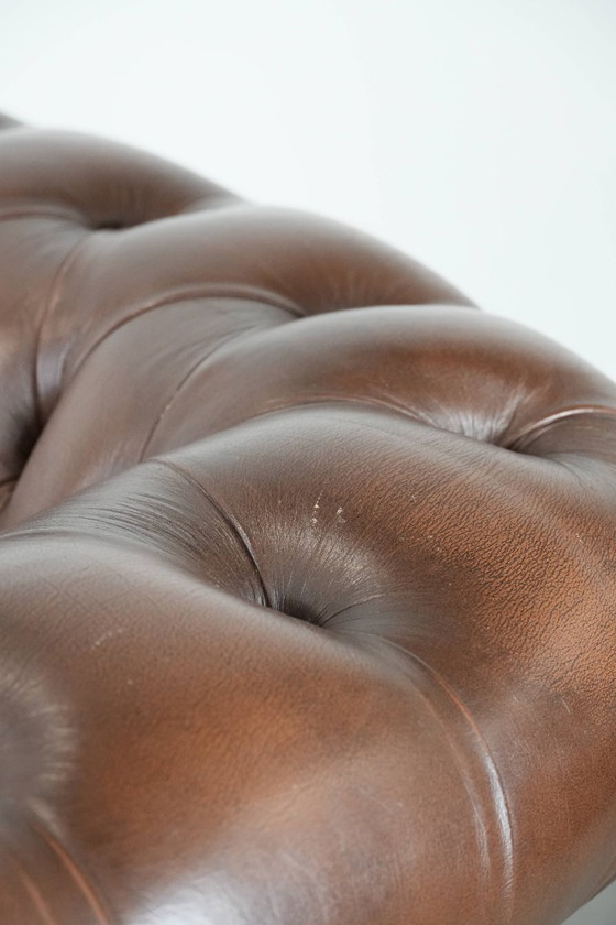 Image 1 of Impresionante sillón Chesterfield de piel de vaca marrón al estilo inglés, acabado con clavos decorativos.