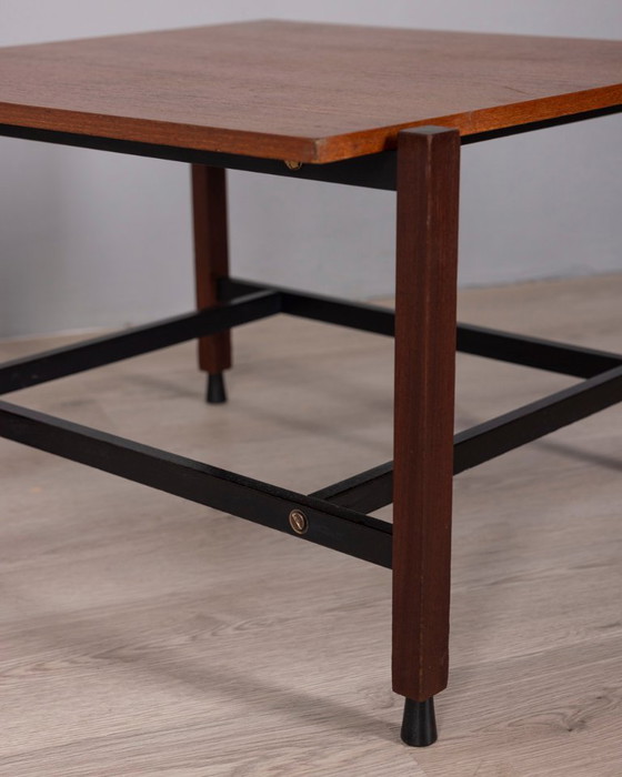 Image 1 of Vintage houten salontafel uit de jaren 60 met Italiaans design.