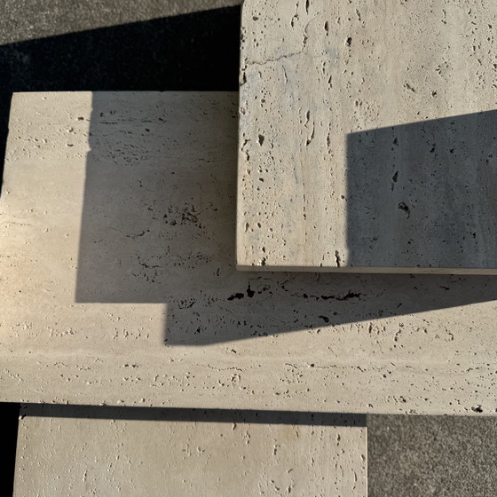 Image 1 of Tableaux Brutalist travertin