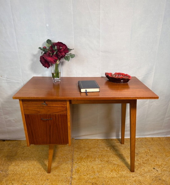 Image 1 of Mid-Century Retro Vintage Teak Klein Bureau Jaren 60, Deens Design Invloed Charmant Functioneel