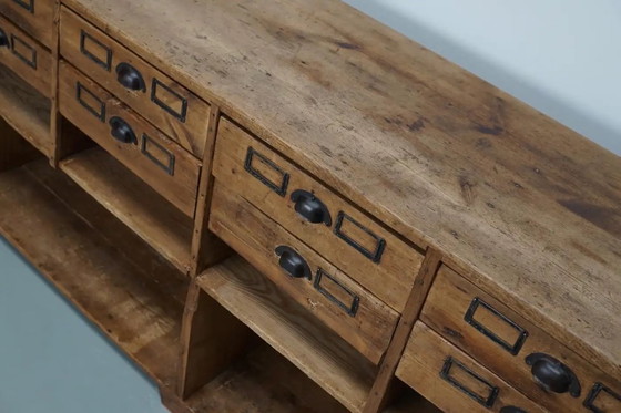 Image 1 of Mobiletto rustico da farmacia tedesco d'epoca / bancone da negozio in pino, anni '30