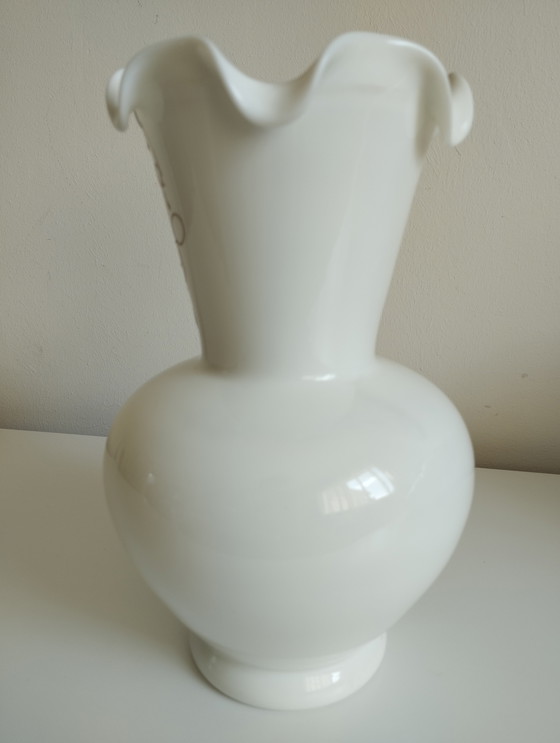 Image 1 of Vaso in opalino bianco con medaglione dorato