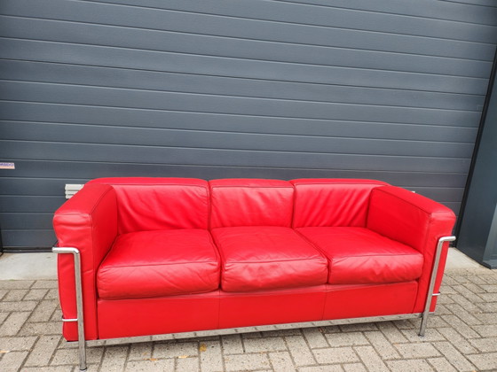 Image 1 of Cassina - LC2 3-Sitzer-Sofa aus rotem Leder von Le Corbusier