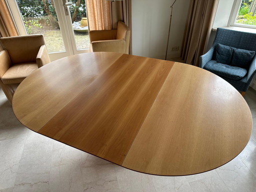 Arco balance tafel en 4 leren kuipstoelen 