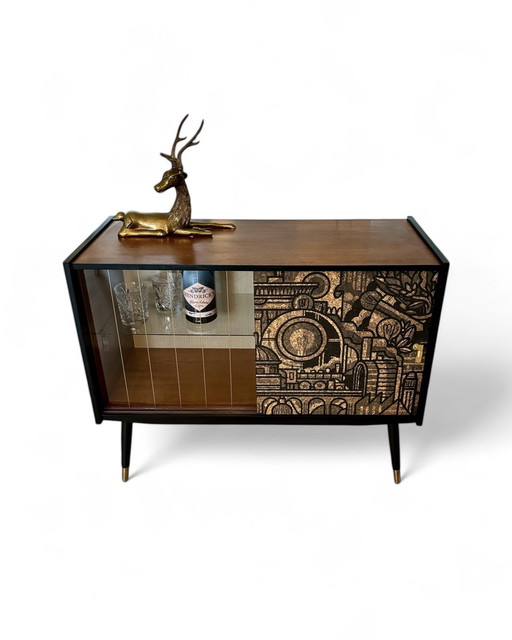 Mid Century Sideboard mit 'Hit the North' Korkdruck | The Vintage Vibe
