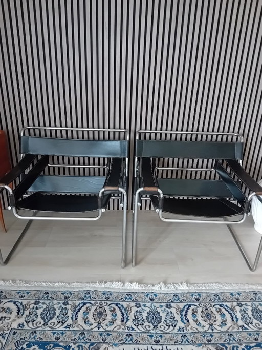 2 Marcel Breuer Stühle mit Rohrgestell, schwarzes Leder – fauteuils, Leather (photo 2 of 8)