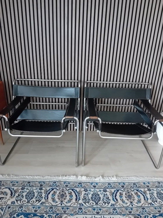 2 Marcel Breuer Stühle mit Rohrgestell, schwarzes Leder – Sessel, Leather (photo 2 of 8)