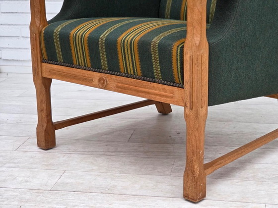 Image 1 of Fauteuil danois des années 1970, en laine verte, avec revêtement en chêne massif.