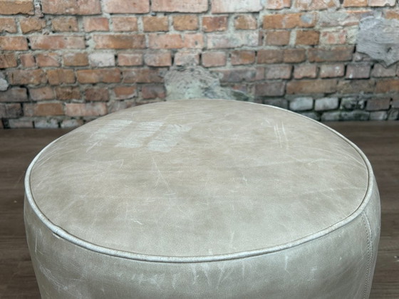 Image 1 of pouf in pelle color tortora