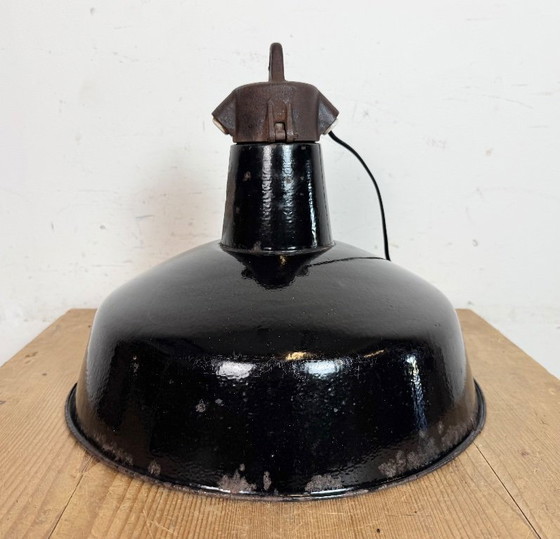 Image 1 of Industriële zwarte geëmailleerde fabriekslamp met gietijzeren bovenkant, jaren 50