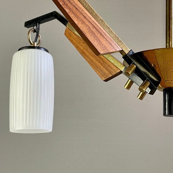 Image 1 of Vintage Italiaanse vijf-lichts kroonluchter uit 1950 in messing, hout en opaline glazen lampenkappen.