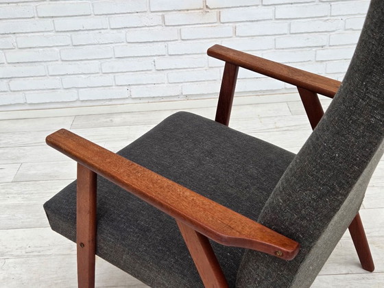 Image 1 of Sillón danés de respaldo alto de la década de 1970, tapizado en tela y madera de teca.