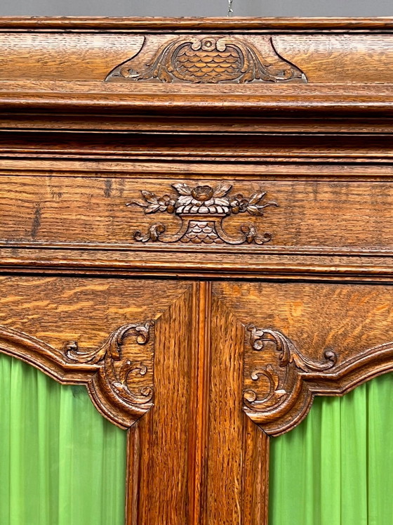 Lütticher Bücherschrank aus geschnitzter Eiche im Regency-Stil – Bücherregale, Glass, Hollywood Regency (photo 6 of 7)