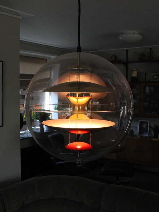 Verner Panton VP Globe Ø40 cm brass, new in original box – Pendant lamps, Plexiglass (photo 7 of 9)