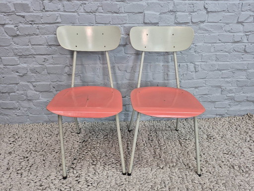 Sillas industriales de madera en tonos salmón-melocotón y gris suave, juego de dos – Países Bajos, década de 1950