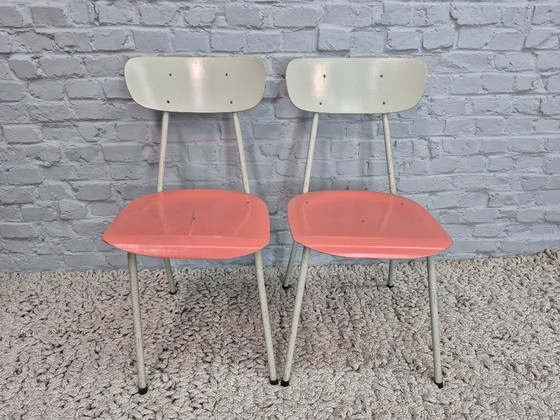 Image 1 of Sillas industriales de madera en tonos salmón-melocotón y gris suave, juego de dos – Países Bajos, década de 1950