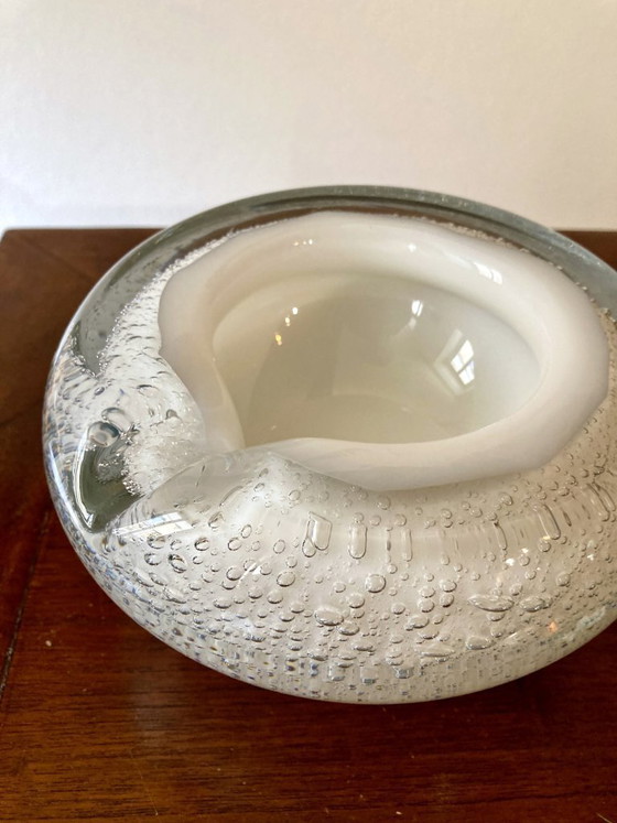 Image 1 of Asbak van een combinatie van bubbelglas en mat glas, in Murano-stijl.