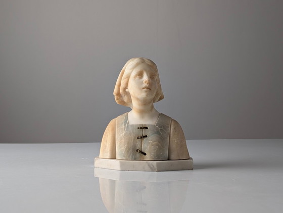 Busto de alabastro de una joven, obra de Gustave Van Vaerenbergh, Art Nouveau belga, década de 1900. (photo 5 of 13)