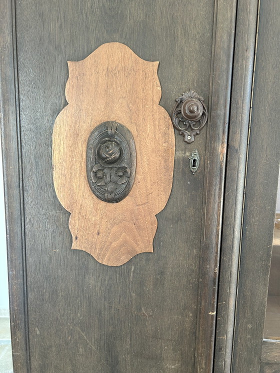 Image 1 of Antiker brauner Schrank mit Glas